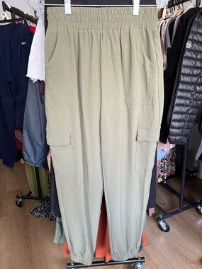 Evereve Cargo Joggers. Size Small. 28” inseam.